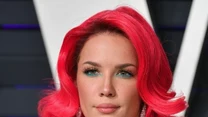 Halsey była jednym z gości oscarowego afterparty magazynu "Vanity Fair". Wokalistka przykuwała uwagę swoją kreacją, podkreślającą jej biust oraz czerwonym kolorem swoich włosów. Zobacz zdjęcia Halsey z imprezy.