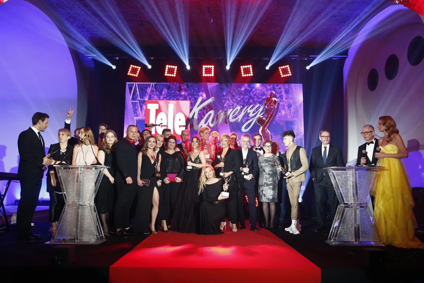 Magazyn "Tele Tydzień" już po raz 22. ogłosił wyniki swego plebiscytu. Uroczyste rozdanie nagród odbyło się 25 lutego w Arkadach Kubickiego Zamku Królewskiego w Warszawie. Oto laureaci Telekamer Tele Tygodnia 2019! Magazyn "Tele Tydzień" już po raz 22. ogłosił wyniki swego plebiscytu. Uroczyste rozdanie nagród odbyło się 25 lutego w Arkadach Kubickiego Zamku Królewskiego w Warszawie. Oto laureaci Telekamer Tele Tygodnia 2019!