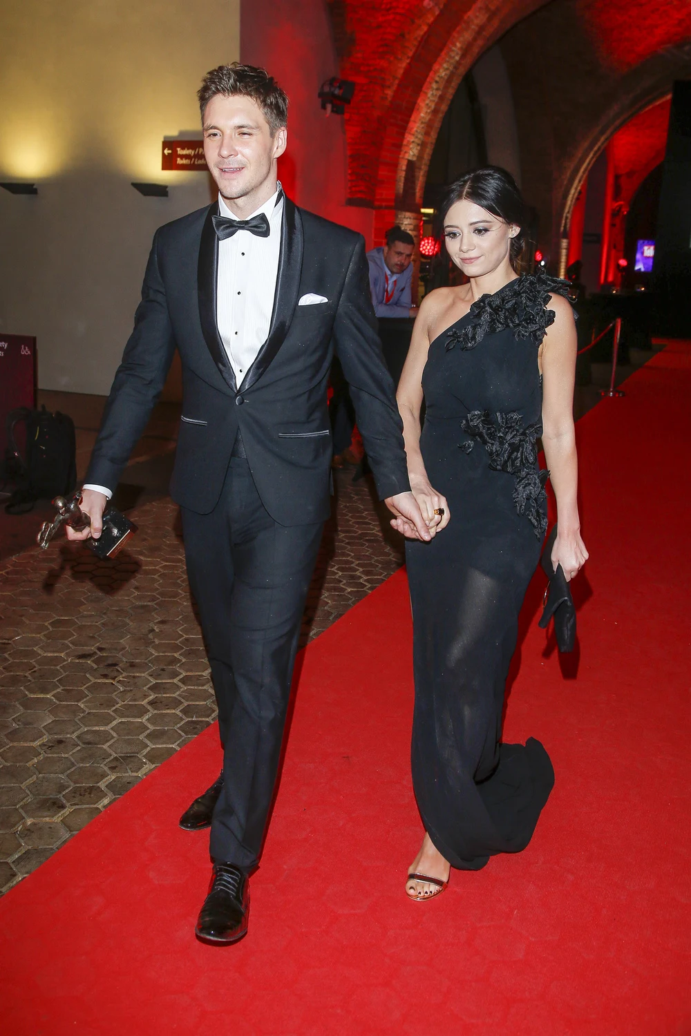 Mikołaj Roznerski był na gali Telekamer ze swą partnerką życiową, aktorką Adrianą Kalską Mikołaj Roznerski był na gali Telekamer ze swą partnerką życiową, aktorką Adrianą Kalską