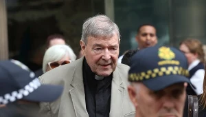 Kardynał George Pell wychodzi z sądu