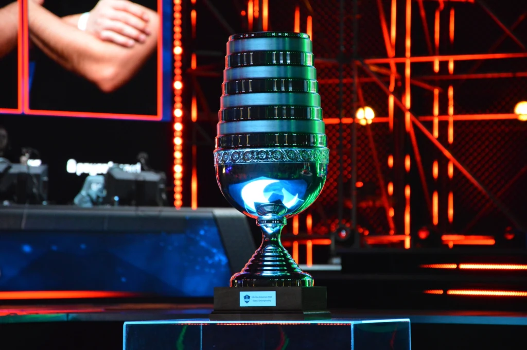 Właśnie to trofeum zgarnął "Nisha". Właśnie to trofeum zgarnął "Nisha".