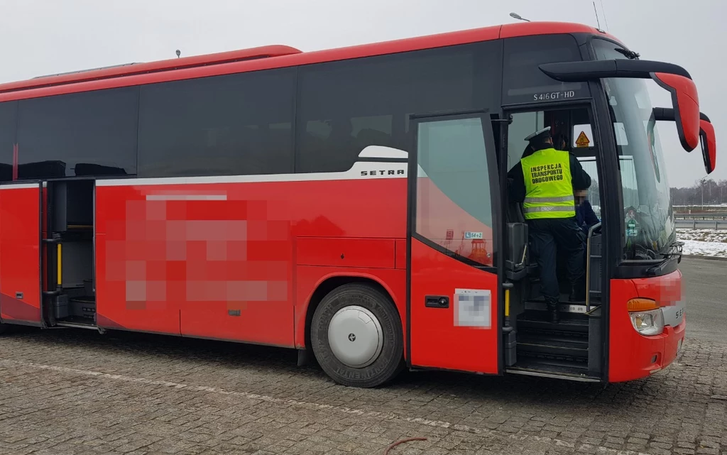 Inspektorzy skontrolowali ponad tysiąc autokarów