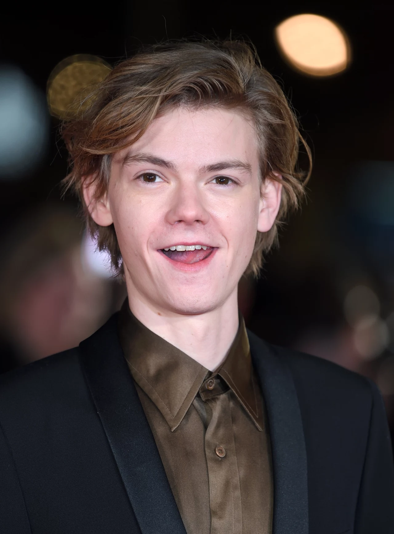 Thomas Brodie Sangster - pamiętamy go z filmów "Niania", 'To właśnie miłość' czy serialu "Gra o tron". To 28-latek o bardzo młodzieńczym wyglądzie. Thomas Brodie Sangster - pamiętamy go z filmów "Niania", 'To właśnie miłość' czy serialu "Gra o tron". To 28-latek o bardzo młodzieńczym wyglądzie.