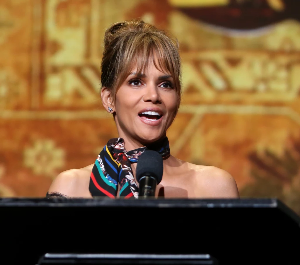 Halle Berry skończyła 52 lata. W wieku 46 lat została po raz drugi matką i macierzyństwo zdecydowanie jej służy. Halle Berry skończyła 52 lata. W wieku 46 lat została po raz drugi matką i macierzyństwo zdecydowanie jej służy.