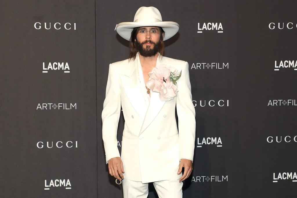 Jared Joseph Leto - amerykański aktor i reżyser filmowy, wokalista i gitarzysta zespołu "30 Seconds to Mars", model. Jest laureatem Oscara za najlepszą rolę drugoplanową w filmie "Witaj w klubie". W grudniu 2018 roku skończył 47 lat. Jared Joseph Leto - amerykański aktor i reżyser filmowy, wokalista i gitarzysta zespołu "30 Seconds to Mars", model. Jest laureatem Oscara za najlepszą rolę drugoplanową w filmie "Witaj w klubie". W grudniu 2018 roku skończył 47 lat.
