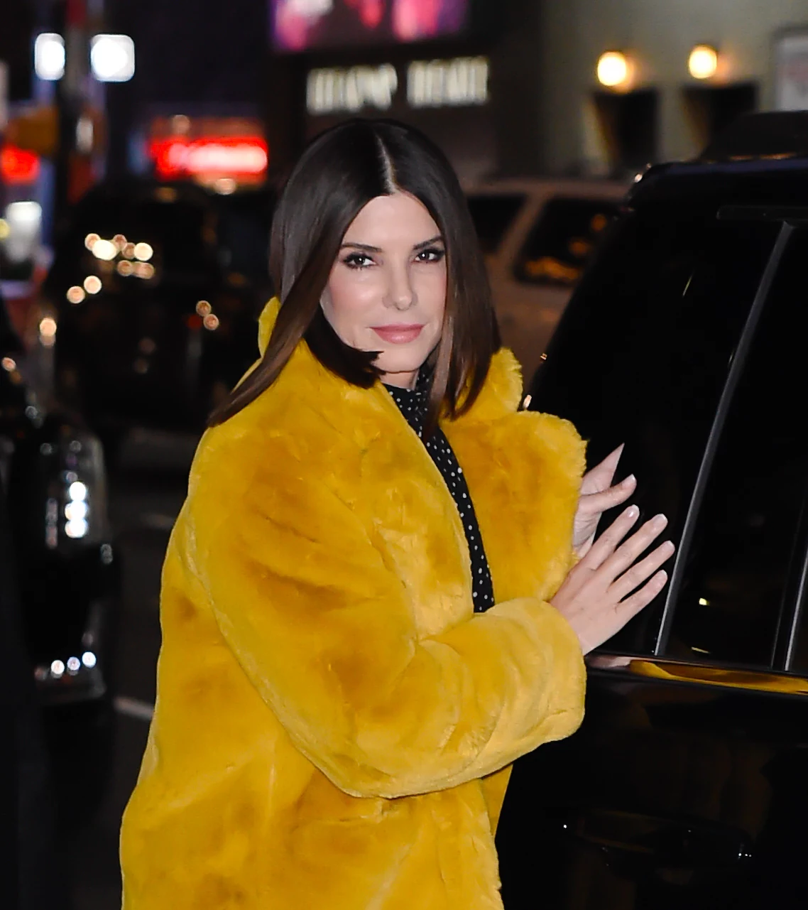 Sandra Bullock - nie eksperymentuje z kolorem włosów, fryzurami, stylem. Od lat wygląda prawie tak samo, ale trudno jest uwierzyć, że skończyła już 54 lata. Sandra Bullock - nie eksperymentuje z kolorem włosów, fryzurami, stylem. Od lat wygląda prawie tak samo, ale trudno jest uwierzyć, że skończyła już 54 lata.