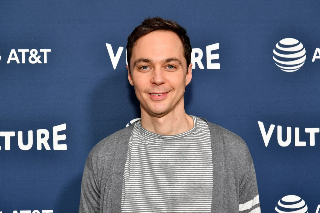 Jim Parsons jest amerykańskim aktorem telewizyjnym i filmowym, znanym szerszej publiczności jako dr Sheldon Cooper z sitcomu "Teoria wielkiego podrywu". A urodził się w roku... 1973, czyli ma już 46 lat. Jak on to robi? Jim Parsons jest amerykańskim aktorem telewizyjnym i filmowym, znanym szerszej publiczności jako dr Sheldon Cooper z sitcomu "Teoria wielkiego podrywu". A urodził się w roku... 1973, czyli ma już 46 lat. Jak on to robi?