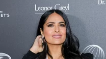 Drobniutka Salma Hayek w tym roku skończy 53 lata. Kiedyś przyznała w wywiadzie, że wieczorem przemywa twarz olejem kokosowym i następnie spryskuje ją wodą różaną. Czasem, by efekt był lepszy, używa do tego nagrzanego w mikrofalówce ręcznika. A ilość kosmetyków ograniczyła do minimum. 