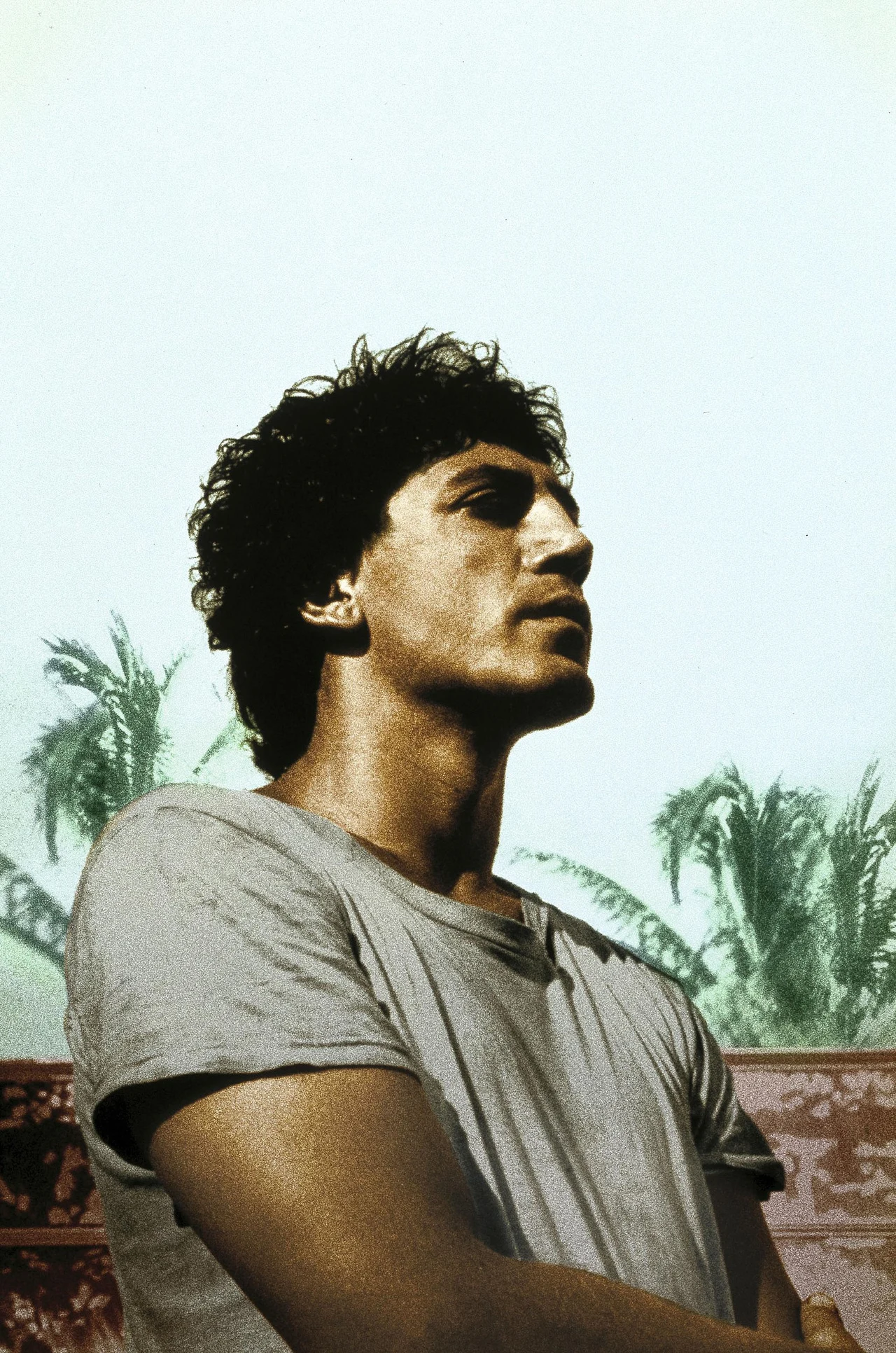 Javier Bardem w filmie "Zanim zapadnie noc"

Światowy rozgłos przyniosła mu rola poety Reinaldo Arenasa w filmie "Zanim zapadnie noc" (2000) Juliana Schnabla. Krytycy nie szczędzili mu pochwał. Zachwycił się nim nawet Al Pacino, który zostawił Bardemowi pełną miłych słów wiadomość na automatycznej sekretarce. 
Rola ta przyniosła mu także pierwszą nominację do Oscara. Chociaż nie wygrał, został zauważony za oceanem. Steven Spielberg zaproponował mu jedną z głównych ról w swoim "Raporcie mniejszości". Bardem odrzucił ją, bo uważał, że kiepsko mówi po angielsku.