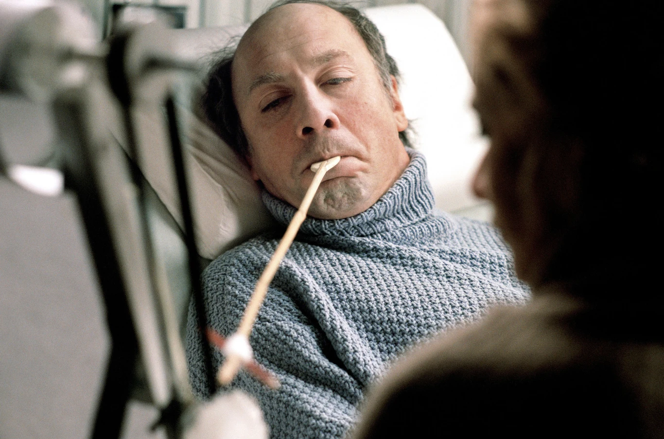 Javier Bardem w filmie "W stronę morza"

W 2004 roku Bardem ponownie zachwycił, tym razem w filmie "W stronę morza" (2004) Alejandra Amenábara. Wcielił się w niemal całkowicie sparaliżowanego mężczyznę, który walczy o prawo do eutanazji. Za swoją rolą otrzymał Pucha Volpi podczas festiwalu w Wenecji, sam film natomiast wyróżniono Oscarem dla najlepszego dzieła nieanglojęzycznego. W tym samym roku Bardem debiutował w filmie amerykańskim. W "Zakładniku" Michaela Manna wcielił się w szefa mafii, który zatrudnia granego przez Toma Cruise’a płatnego zabójcę.