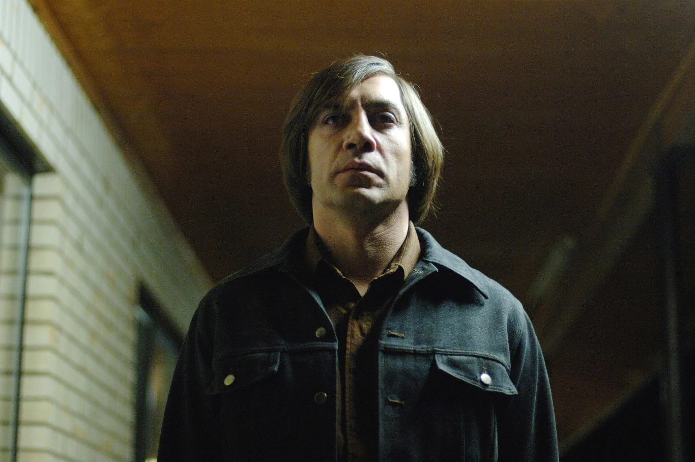 Javier Bardem w filmie "To nie jest kraj dla starych ludzi"

W 2007 roku Bardem otrzymał prawie wszystkie możliwe nagrody za rolę socjopatycznego mordercy Antona Chigurha w filmie "To nie jest kraj dla starych ludzi" braci Coen. Aktor przyjął ją niechętnie. W pierwszej chwili odmówił. "Nie prowadzę auta, nie mówię po angielsku, nie lubię przemocy" – miał powiedzieć reżyserom na pierwszym spotkaniu. Ci byli jednak nieugięci. 
Rola Chigurha przyniosła mu między innymi Złoty Glob i Oscara dla najlepszego aktora drugoplanowego. Na gali rozdania nagród Akademii pojawił się z mamą. To jej zadedykował złotą statuetkę.