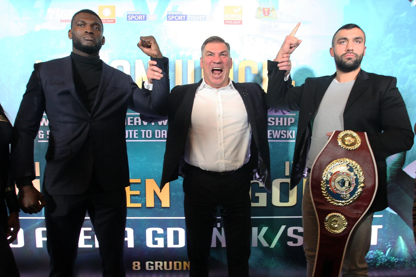 Od lewej: Izu Ugonoh, Dariusz Michalczewski i Ali Eren Demirezen