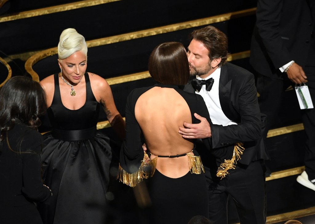 Gala Oscarów: Lady Gaga patrzy, jak Bradley Cooper całuje Irinę Shayk