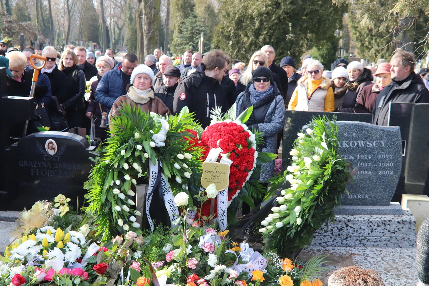 Marta Manowska we wzruszającym wpisie na swoim Instagramie i na Facebooku pożegnała jednego z bohaterów produkcji TVP.

"Czaruś. Kochanie. Byłeś jednym z najcudowniejszych ludzi jakich w życiu poznałam. Zawsze uśmiechnięty, pełen energii, dowcipny jak nikt. Kopalnia wiedzy, doświadczeń, pomysłów i anegdot. Ale przede wszystkim byłeś wrażliwym, dobrym i pięknym człowiekiem" - napisała Marta Manowska.