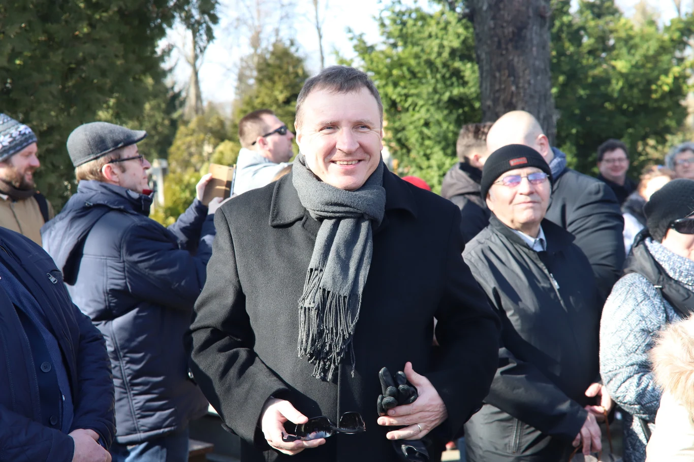 Jacek Kurski na pogrzebie Cezarego Mocka

Na pogrzebie pojawili się pozostali uczestnicy "Sanatorium miłości", a także przedstawiciele Telewizji Polskiej, w tym prezes TVP Jacek Kurski.
