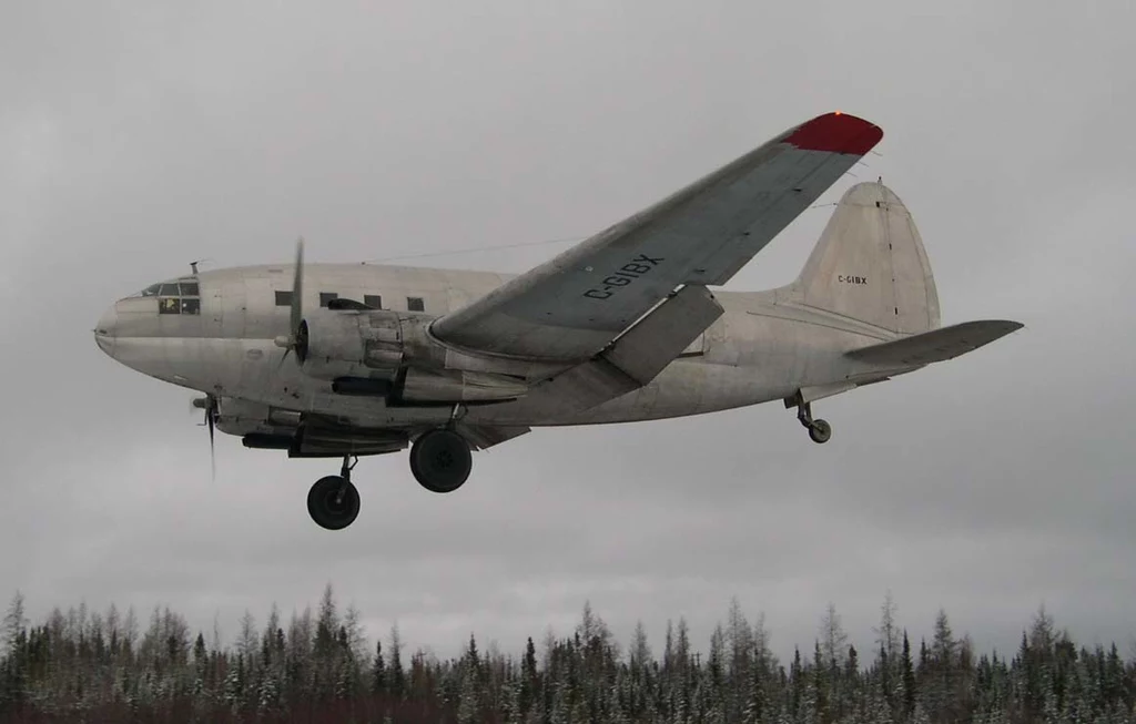 Podczas II wojny światowej służyli w lotnictwie USA. George Finn był instruktorem latania, a jego brat bliźniak Charles – pilotem ciężkiego bombowca B-17