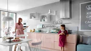 Tak zagospodarujesz ścianę nad kuchennym blatem. 4 propozycje od projektantów