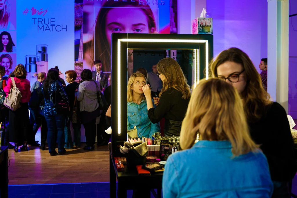 Zarówno dziennikarze jak i influencerki z przyjemnością odkrywały najnowsze make-up trendy, biorąc udział w makijażowych eksperymentach i poznając produkty marek L’Oréal Paris x Maybelline New York Zarówno dziennikarze jak i influencerki z przyjemnością odkrywały najnowsze make-up trendy, biorąc udział w makijażowych eksperymentach i poznając produkty marek L’Oréal Paris x Maybelline New York