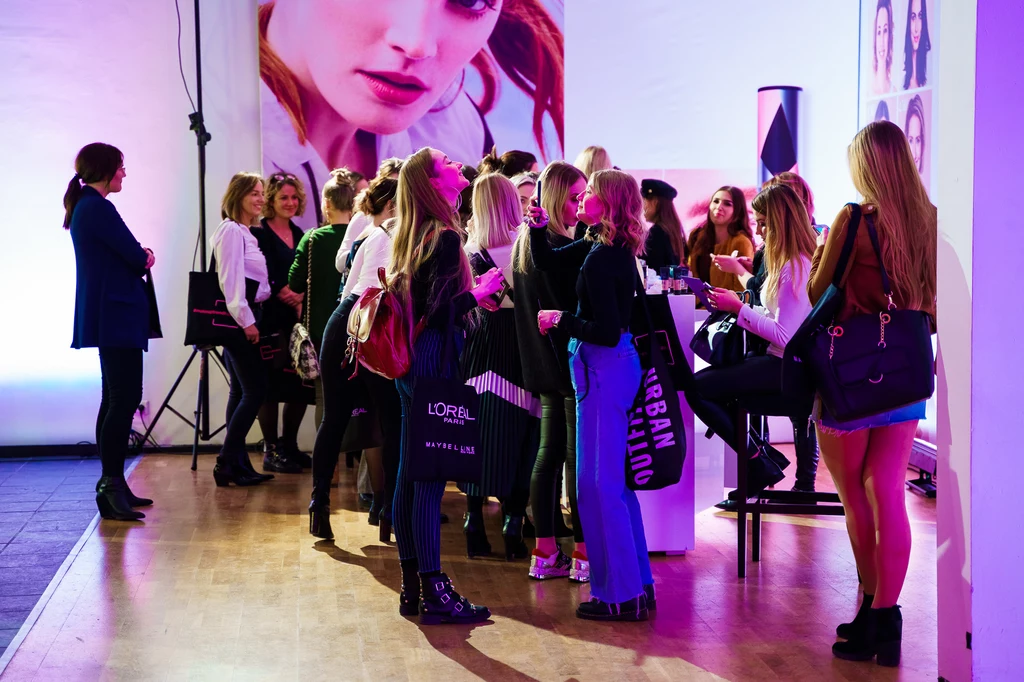 20 lutego 2019 roku warszawska B4BKA na kilka godzin zamieniła się w pełen makijażowych inspiracji MAKEUP TREND HOUSE L’Oréal Paris x Maybelline New York. Tematem przewodnim wydarzenia były największe make-up trendy 2019 roku, a zaaranżowana przestrzeń była najlepszym odzwierciedleniem trendowej ekspertyzy obu marek. Goście mogli samodzielnie odkrywać trendy, a przy pomocy profesjonalnych makijażystów również indywidualnie dobierać odpowiednie produkty dla swojej twarzy. 20 lutego 2019 roku warszawska B4BKA na kilka godzin zamieniła się w pełen makijażowych inspiracji MAKEUP TREND HOUSE L’Oréal Paris x Maybelline New York. Tematem przewodnim wydarzenia były największe make-up trendy 2019 roku, a zaaranżowana przestrzeń była najlepszym odzwierciedleniem trendowej ekspertyzy obu marek. Goście mogli samodzielnie odkrywać trendy, a przy pomocy profesjonalnych makijażystów również indywidualnie dobierać odpowiednie produkty dla swojej twarzy.