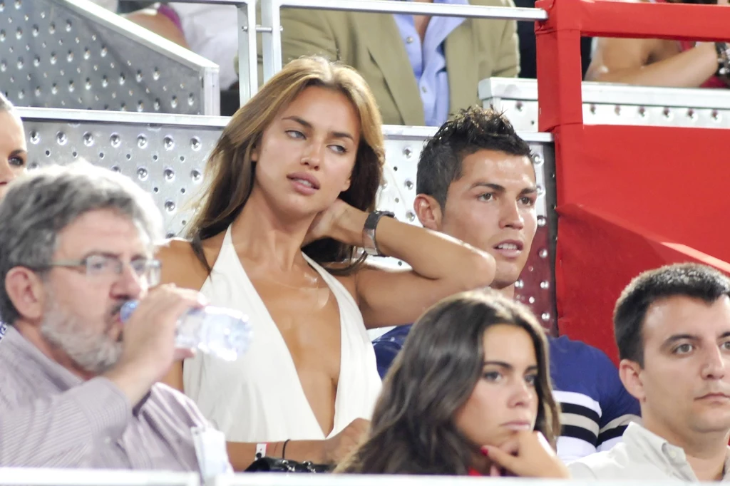 Prawdziwą popularność przyniósł Irinie związek z gwiazdą piłki nożnej, Christiano Ronaldo. Gdy w 2010 u boku CR7 pojawiła się nowa kobieta, media natychmiast zaczęły interesować się, kim jest rosyjska piękność. Na zdjęciu para w 2011 roku. Prawdziwą popularność przyniósł Irinie związek z gwiazdą piłki nożnej, Christiano Ronaldo. Gdy w 2010 u boku CR7 pojawiła się nowa kobieta, media natychmiast zaczęły interesować się, kim jest rosyjska piękność. Na zdjęciu para w 2011 roku.
