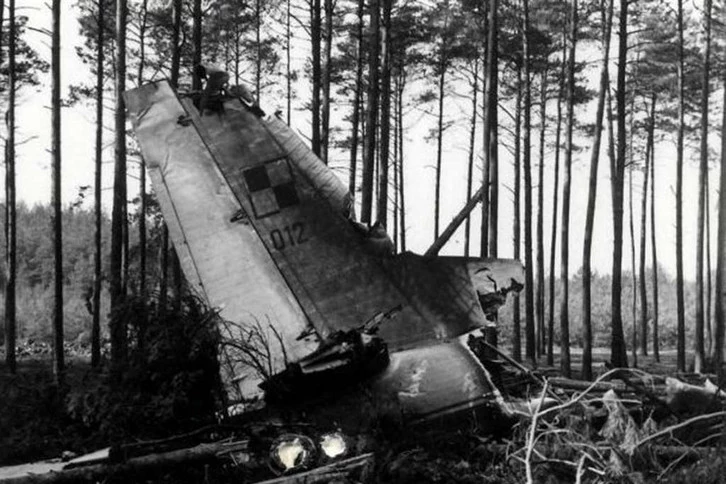 Samolot rozpadł się na tysiące fragmentów. W całości pozostał jedynie ogon