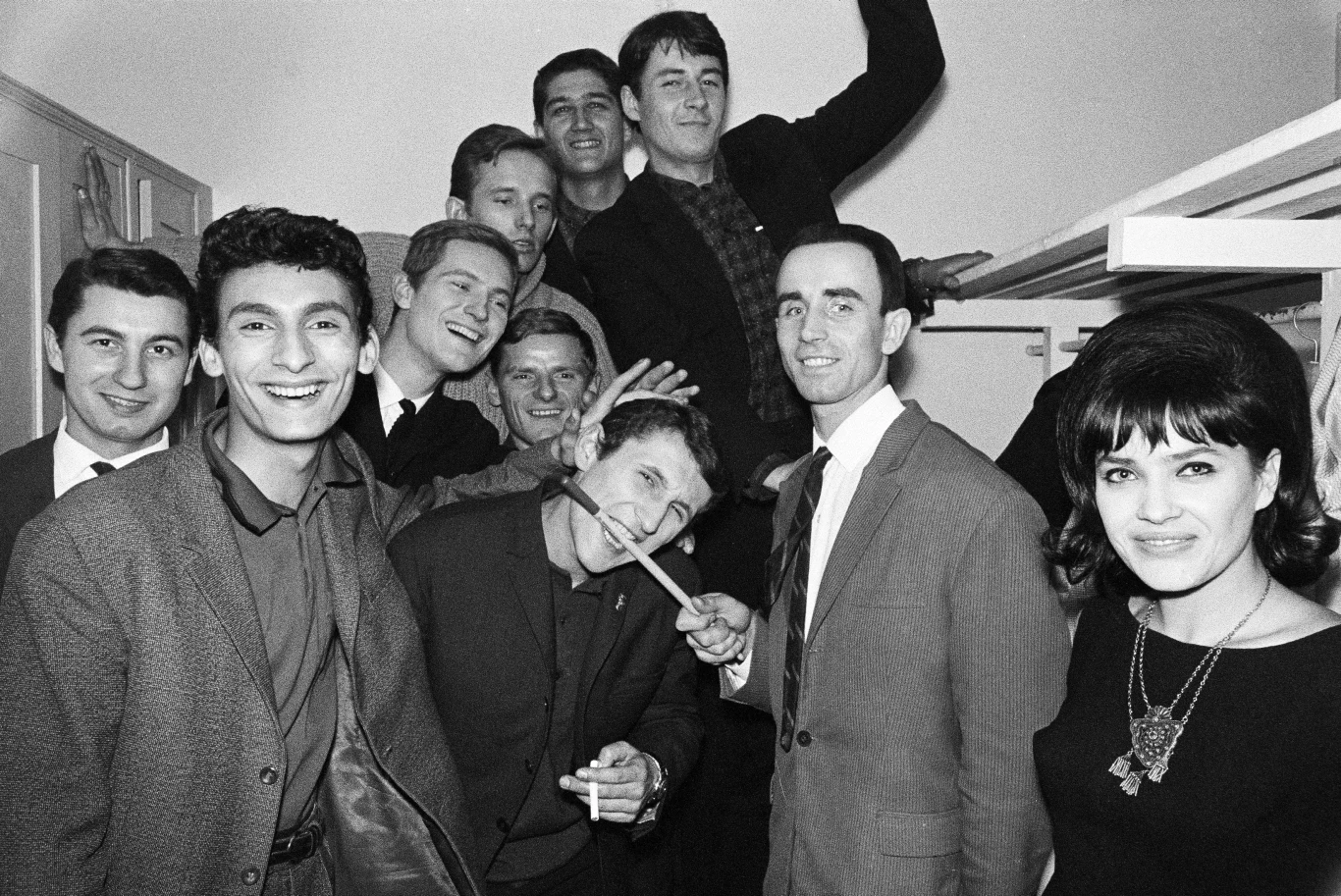 Helena Majdaniec debiutowała w 1962 r. w Szczecinie w klubie studenckim "Pinokio". W 1962 wystąpiła na II Międzynarodowym Festiwalu Piosenki w Sopocie, a rok później - w Opolu. Występowała w zespołach Czerwono-Czarni i Niebiesko-Czarni. Z tym drugim trafiła do Paryża, na zaproszenie Bruno Coatrixa, dyrektora słynnej sali koncertowej Olympia. Podczas występu uwagę zwróciła na nią sama Marlena Dietrich. Tamtym występom Majdaniec zawdzięczała określenie "najpiękniejsze oczy Lazurowego Wybrzeża", które nadała jej francuska prasa. Na zdjęciu z prawej, obok inne gwiazdy tamtego czasu: Czesław Niemen, Krzysztof Klenczon i Michaj Burano.