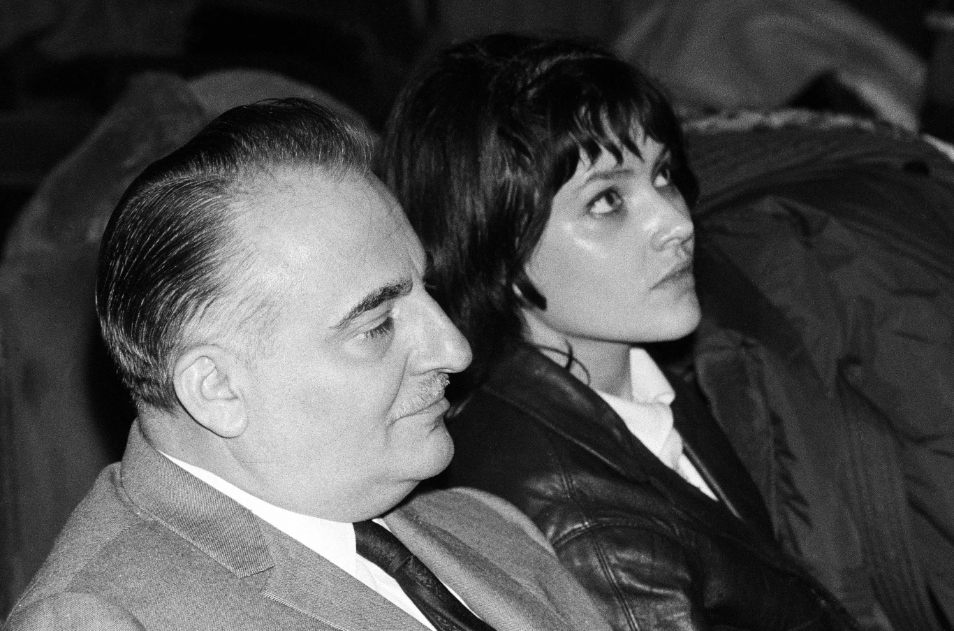 Helena Majdaniec i Bruno Coatrix, dyrektor słynnej sali koncertowej Olympia. Wokalistka była o krok od rozpoczęcia wielkiej kariery, ale wszystko popsuło zdjęcie w jednej z gazet, na którym miała na sobie jedynie ręcznik... Podpis głosił, że Majdaniec przyjechała do Francji, bo w Polsce przymiera głodem. Na ten skandal zareagowały władze PRL-u: piosenkarce zabrano paszport i utrudniano koncertowanie. O powrocie do Paryża mogła pomarzyć, pozwolono jej występować tylko w krajach bloku wschodniego.