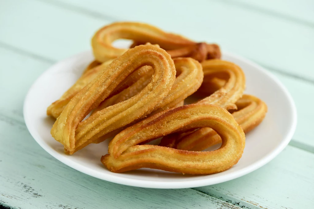 Churros smażymy na średnim ogniu, aż staną się złocistobrązowe