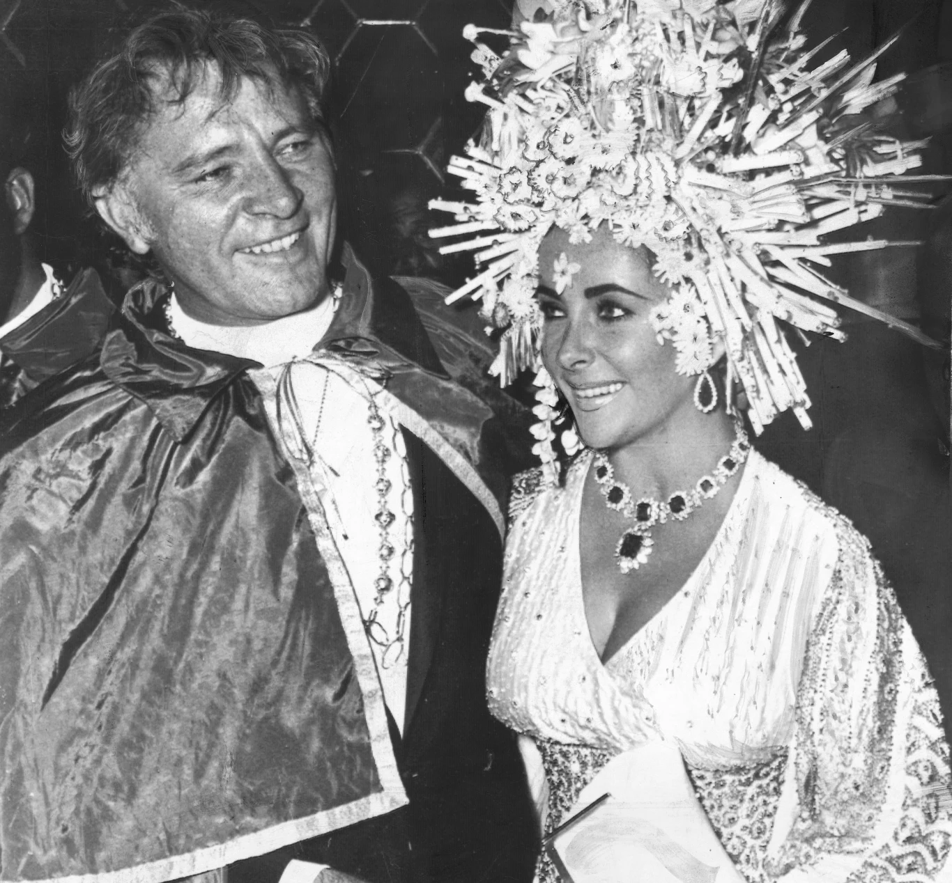 W "Kleopatrze", a także m.in. "Kto się boi Virginii Woolf?", "Poskromieniu złośnicy" oraz "Doktorze Fauście" aktorka wystąpiła z Richardem Burtonem.
Taylor i Burton byli najsłynniejszą parę tamtych czasów. Aż dwa razy byli małżeństwem. Po raz pierwszy pobrali się w 1964 roku i wspólnie przeżyli dziesięć lat. Ponownie pobrali się po rocznej przerwie, w 1975 roku. Tym razem wytrzymali ze sobą tylko rok. Richard Burton zmarł w 1984 roku.