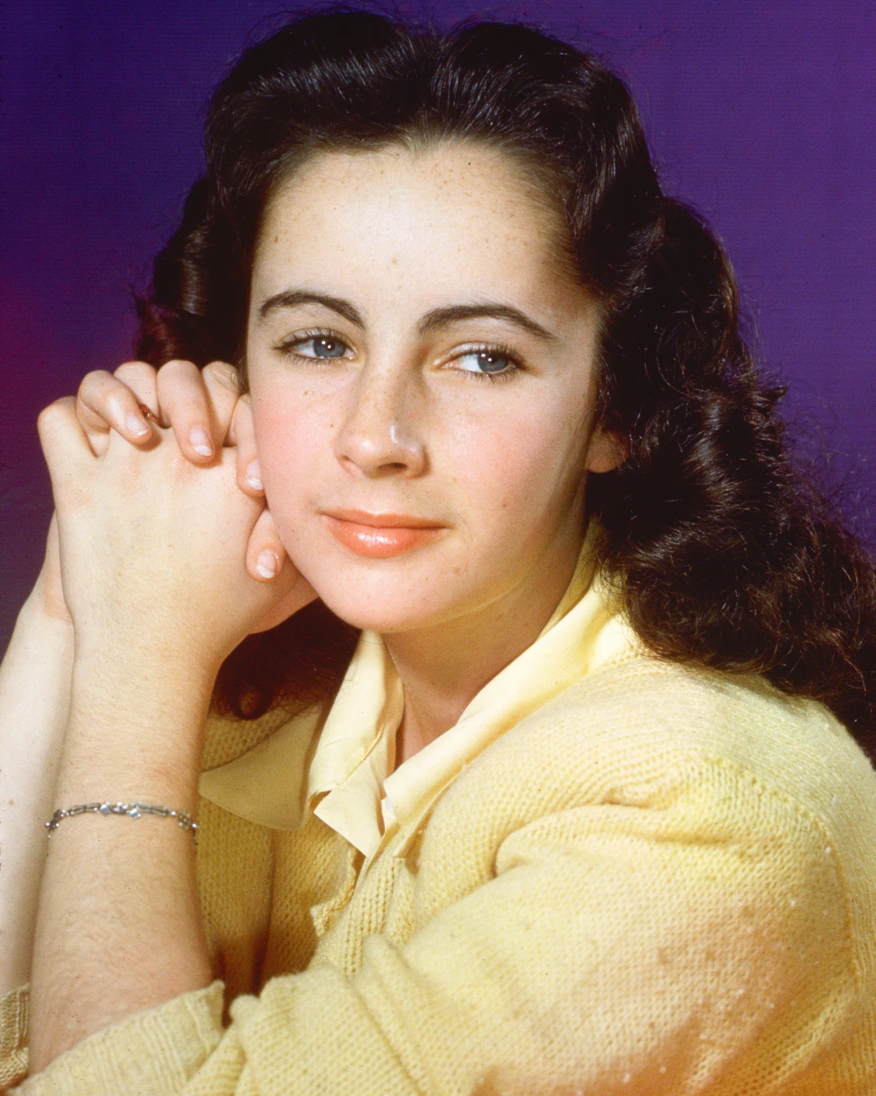 Elizabeth Rosemond Taylor urodziła się 27 lutego 1932 roku w Londynie. Jej matka, Sara Warmbrodt, była aktorką i wyszła za mąż za przebywającego w Anglii marszanda Francisa Taylora, pochodzącego - jak i ona - z amerykańskiego stanu Kansas. Rodzina wróciła do Stanów Zjednoczonych na krótko przed wojną.