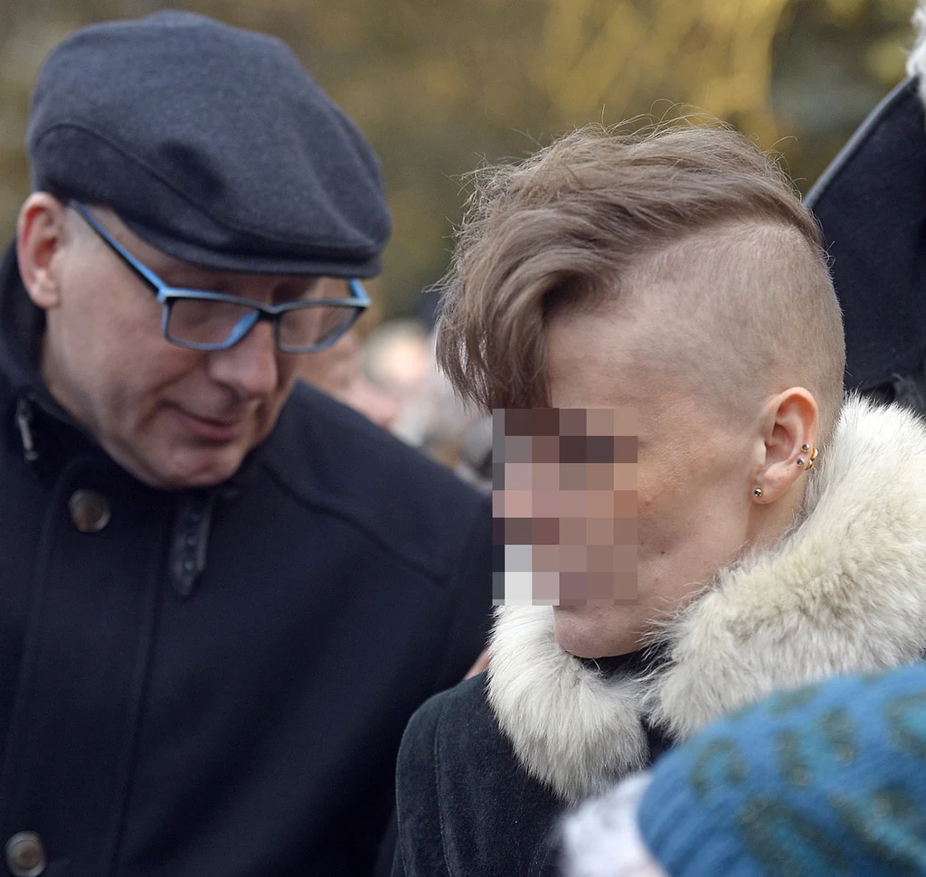 Kuba Sienkiewicz i Julia na pogrzebie Krystyny Sienkiewicz Kuba Sienkiewicz i Julia na pogrzebie Krystyny Sienkiewicz