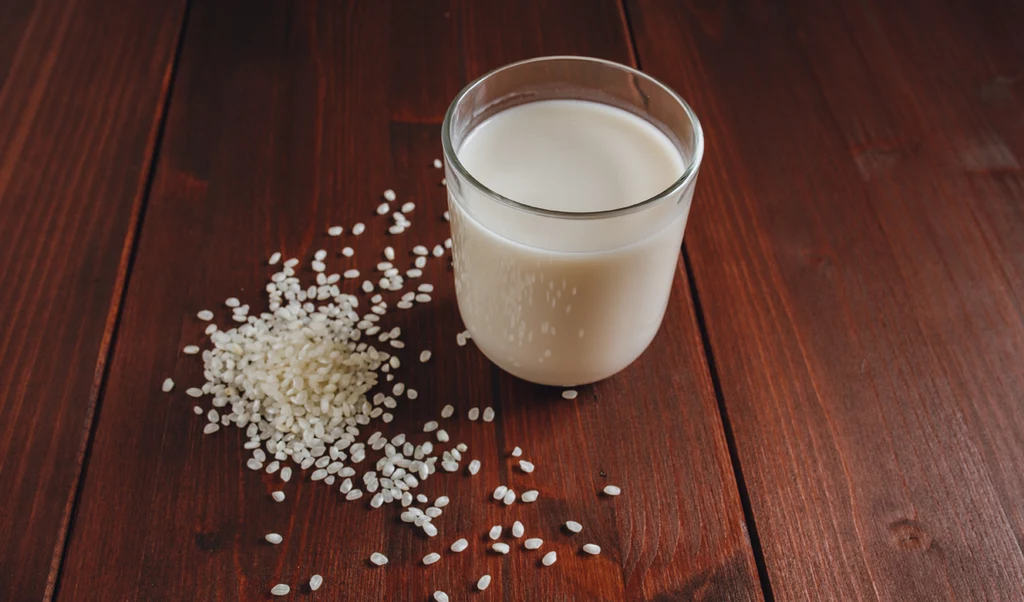 Mleko ryżowe można kupić lub zrobić samodzielnie