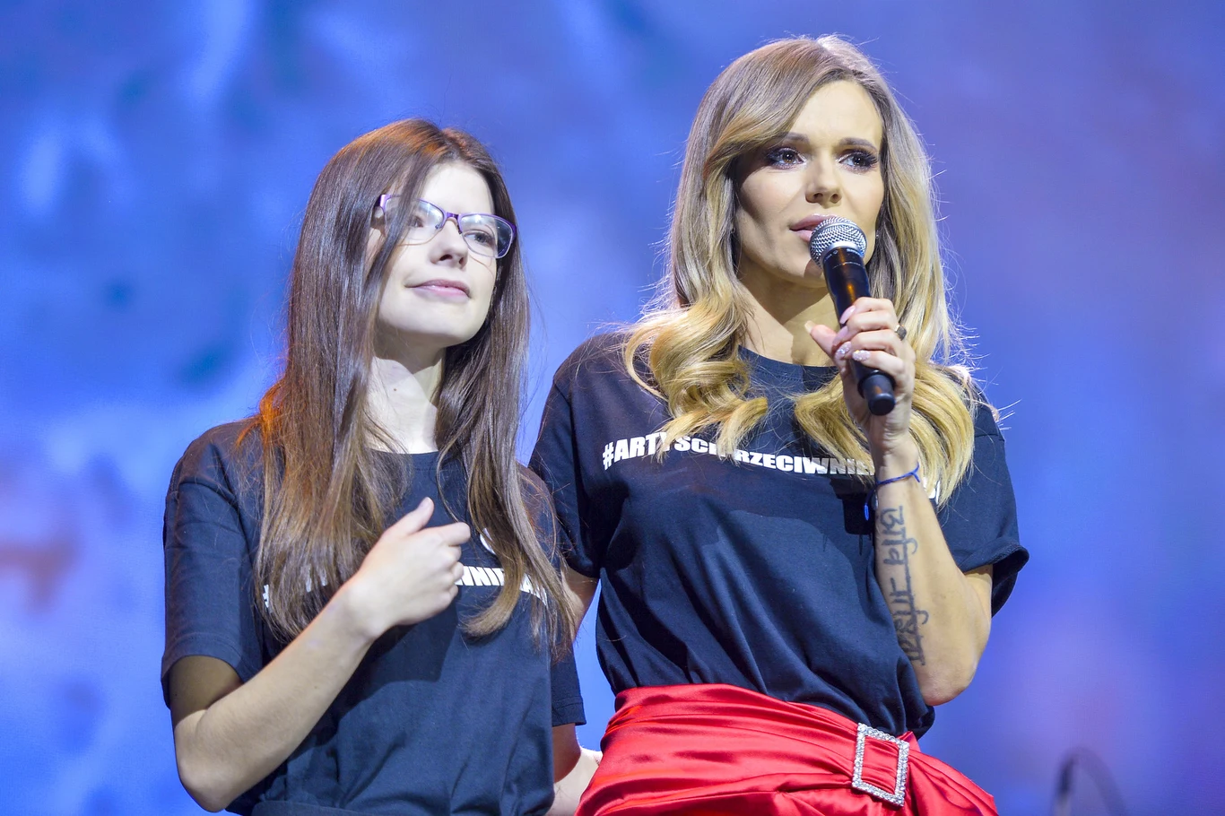 Doda zaśpiewała przebój "Znak pokoju" w towarzystwie dziewczynki tłumaczącej tekst na język migowy