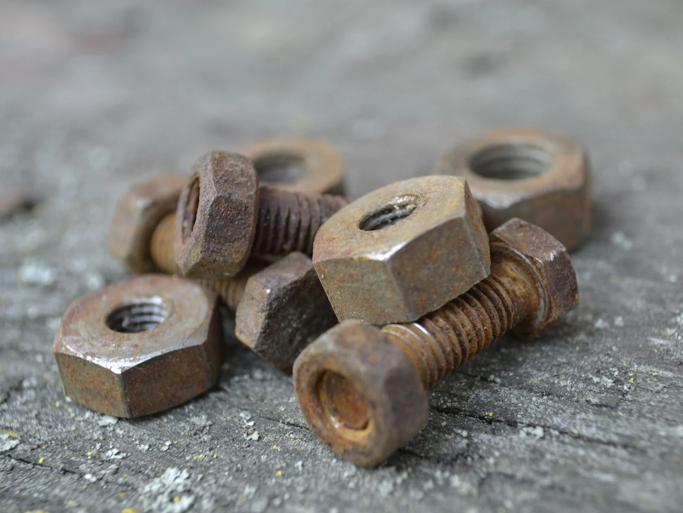 Brak żelaza? Wbij głęboko w ziemię zardzewiałe metalowe przedmioty