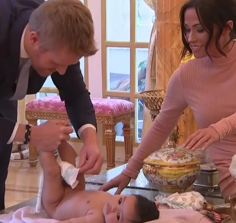 "Meghan i Harry" pozują z dzieckiem "Meghan i Harry" pozują z dzieckiem