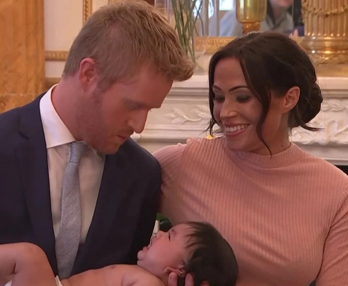 "Meghan i Harry" pozują z dzieckiem"