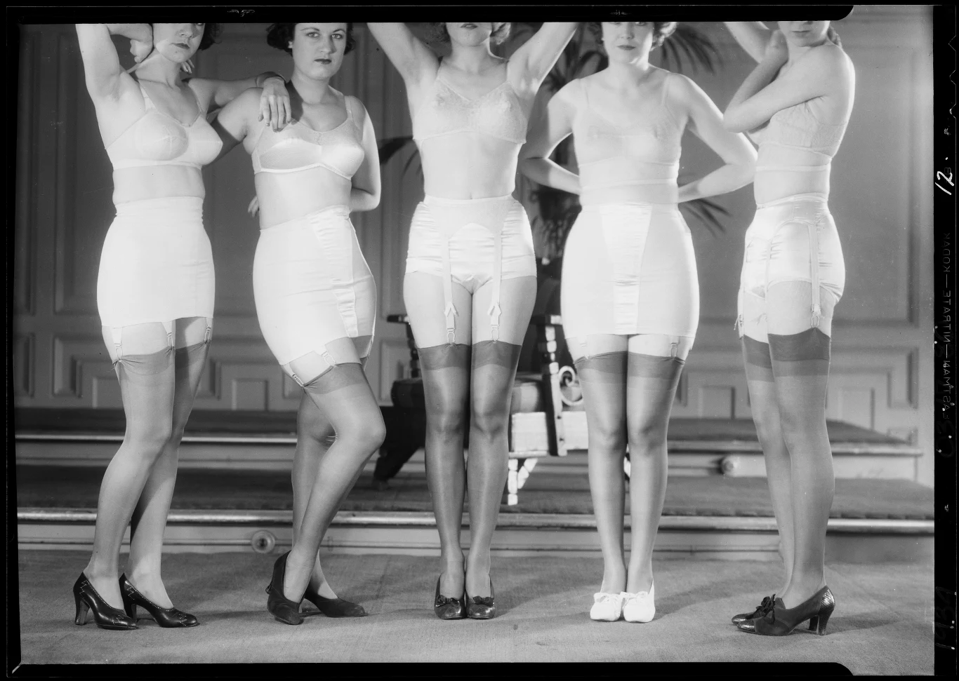  Lata dwudzieste XX wieku. Pończochy coraz częściej pojawiają się w damskich bieliźniarkach. Jednak renesans przypada na 1938 rok. Wówczas na amerykańskim rynku pojawia się firma Du Pont. To jej właściciele do powszechnego obiegu wprowadzili „stalowe włókna”, czyli nylon. To była rewolucja. Fot. Getty/ Hollywood 1936 rok 