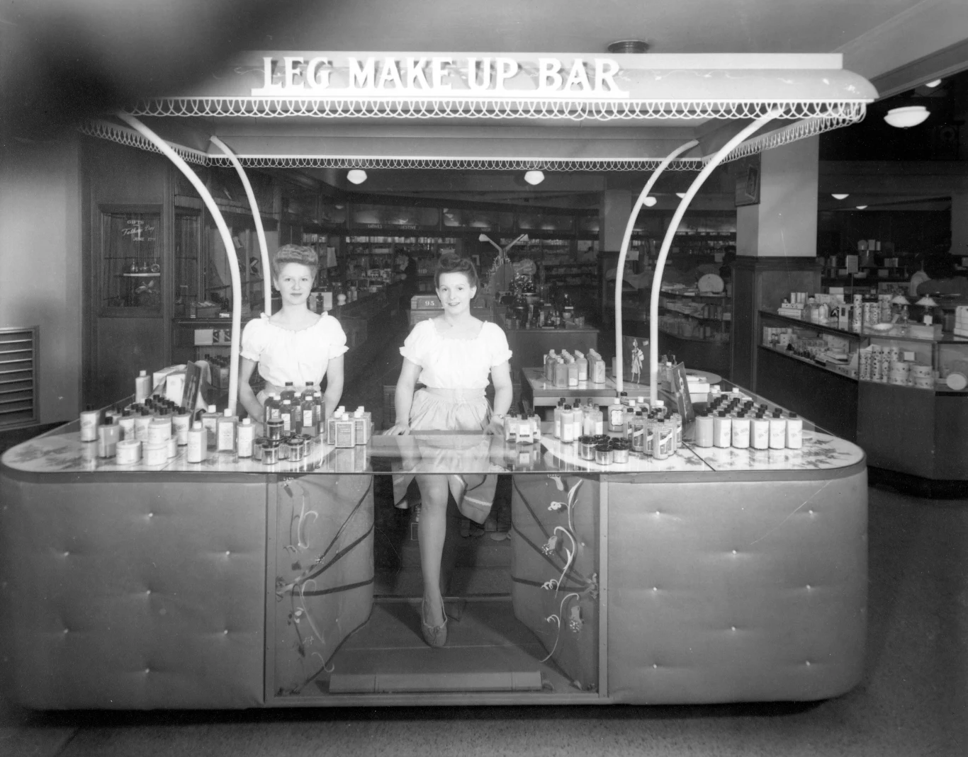 Dla mniej cierpliwych pań szybko znaleziono rozwiązanie. Makijaż nóg. Kosmetyki do wykonania płynnych pończoch błyskawicznie zyskały grono fanek. Fot. Getty/ Stoisko kosmetyczne 