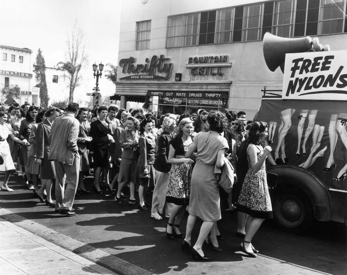 DuPont usiłował nadążyć za popytem, a amerykańskie kobiety wciąż skarżyły się na niedobory. II wojna światowa zmieniła szyki producentów nylonu. Materiał stworzony z myślą o kobietach w latach czterdziestych minionego wielu został dedykowany wojsku. Fot. Getty/ Kobiety ustawiają się w kolejce po nylon. USA 1943 rok