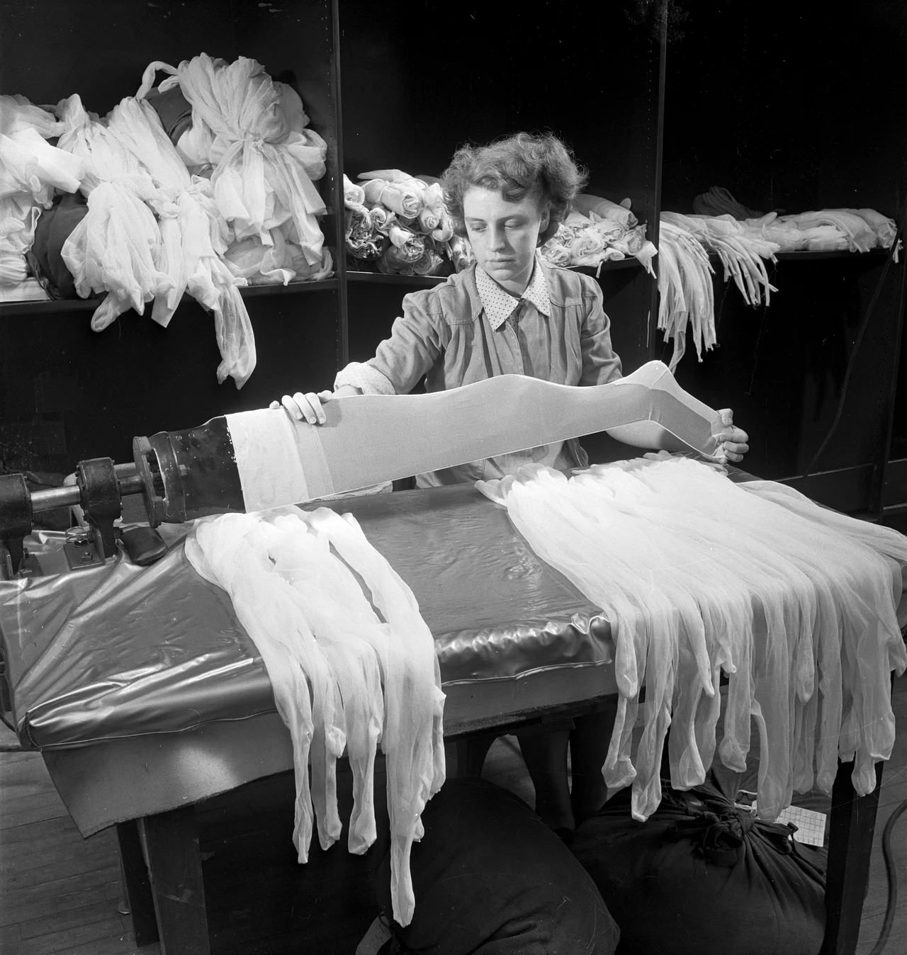 Okazało się, że nylon ma szerokie zastosowanie. Amerykańskie wojsko wykorzystywało materiał przy produkcji spadochronów, zastępując nim drogi i niedostępny w czasie wojny jedwab. Fot. Getty/ Produkcja pończoch 1952 rok