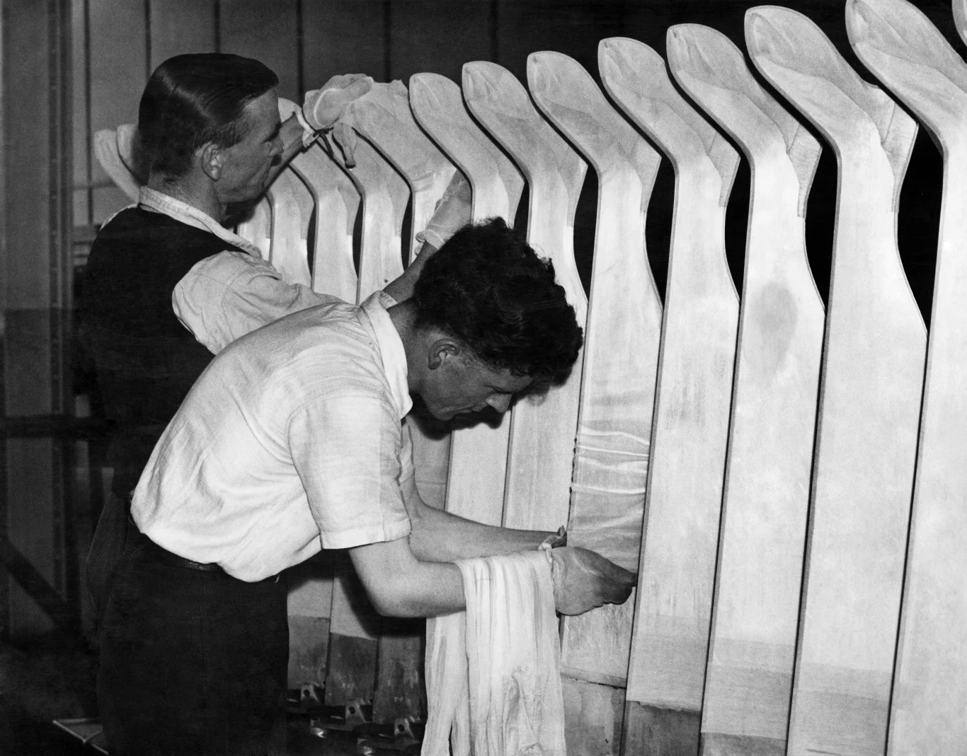 DuPont wyczuł moment i przestawił produkcję skupiając się na obronie narodowej. Spadochrony i nylonowe bomby okazały się strzałem w dziesiątkę do twórcy „pajęczego włókna”. Fot. Getty/ Produkcja pończoch 1948 rok