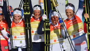 Szwedki: Ebba Andersson, Frida Karlsson, Charlotte Kalla i Stina Nilsson po wygraniu sztafety z Norweżkami i resztą świata.