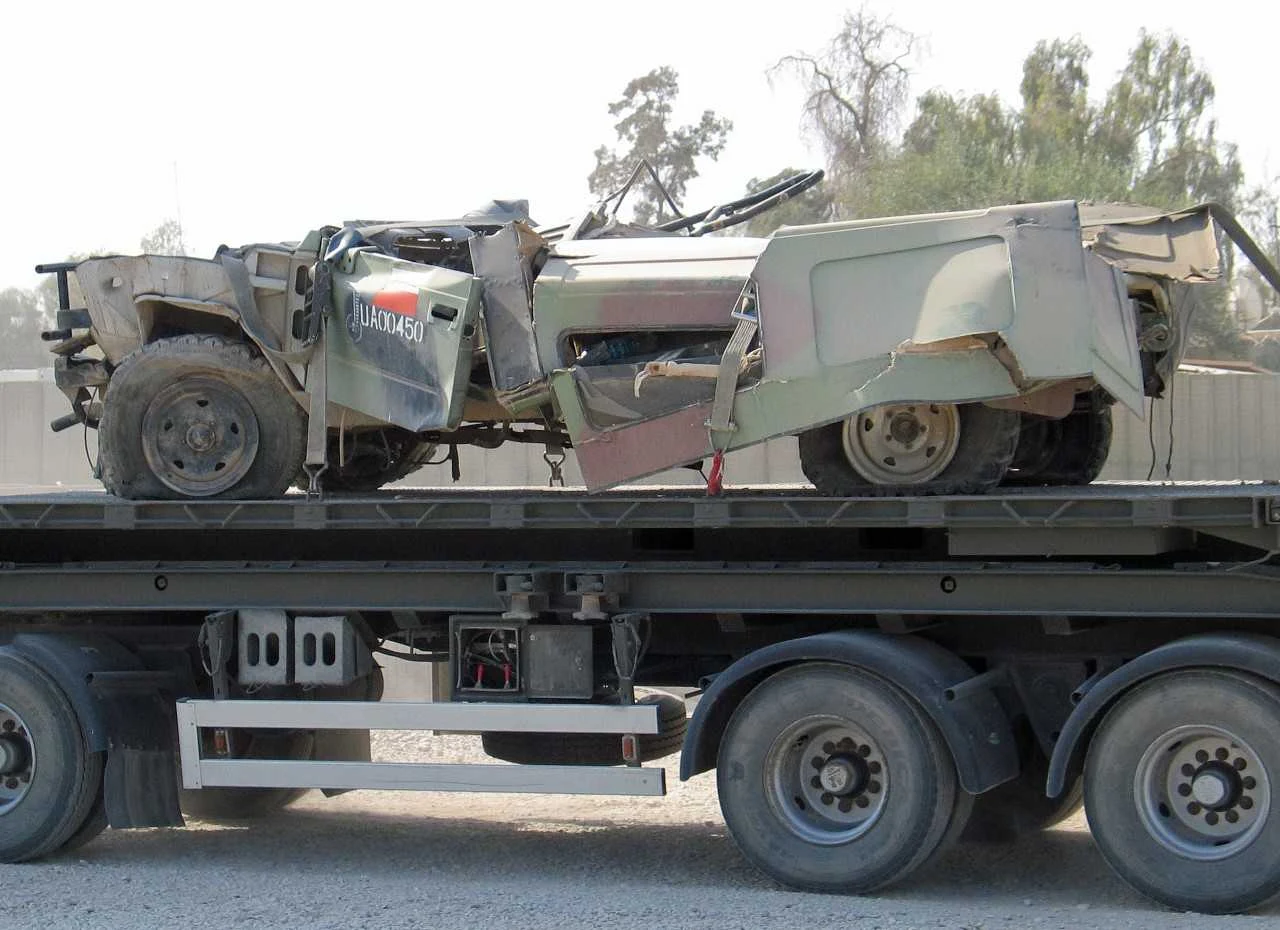 Zniszczony Honker Polskiego Kontyngentu Wojskowego w Iraku, Ad-Diwanija, jesień 2005 roku Zniszczony Honker Polskiego Kontyngentu Wojskowego w Iraku, Ad-Diwanija, jesień 2005 roku