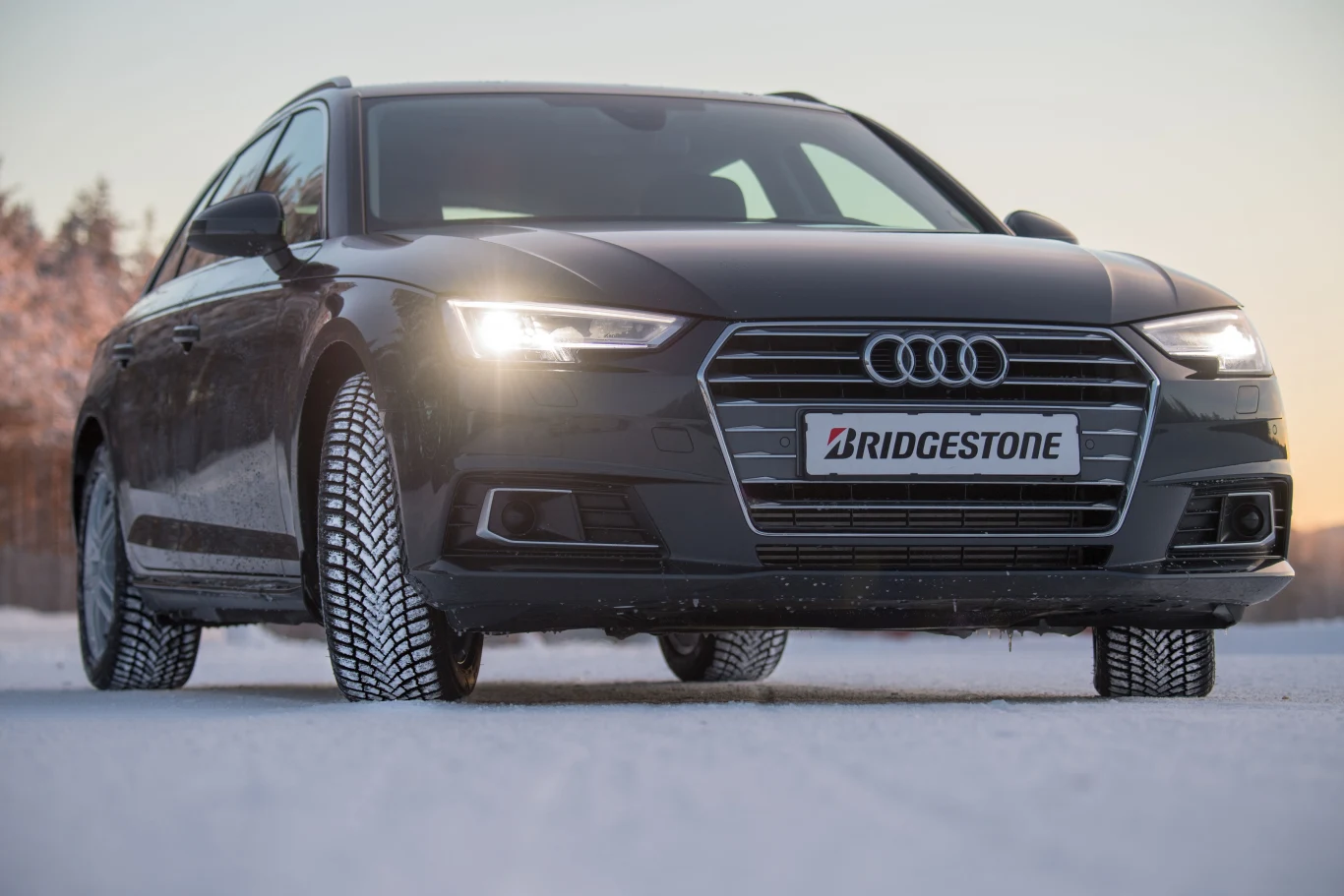 Bridgestone stosuje najnowsze technologie, aby osiągnąć wyjątkową skuteczność na mokrej, zaśnieżonej i oblodzonej nawierzchni. Bridgestone stosuje najnowsze technologie, aby osiągnąć wyjątkową skuteczność na mokrej, zaśnieżonej i oblodzonej nawierzchni.