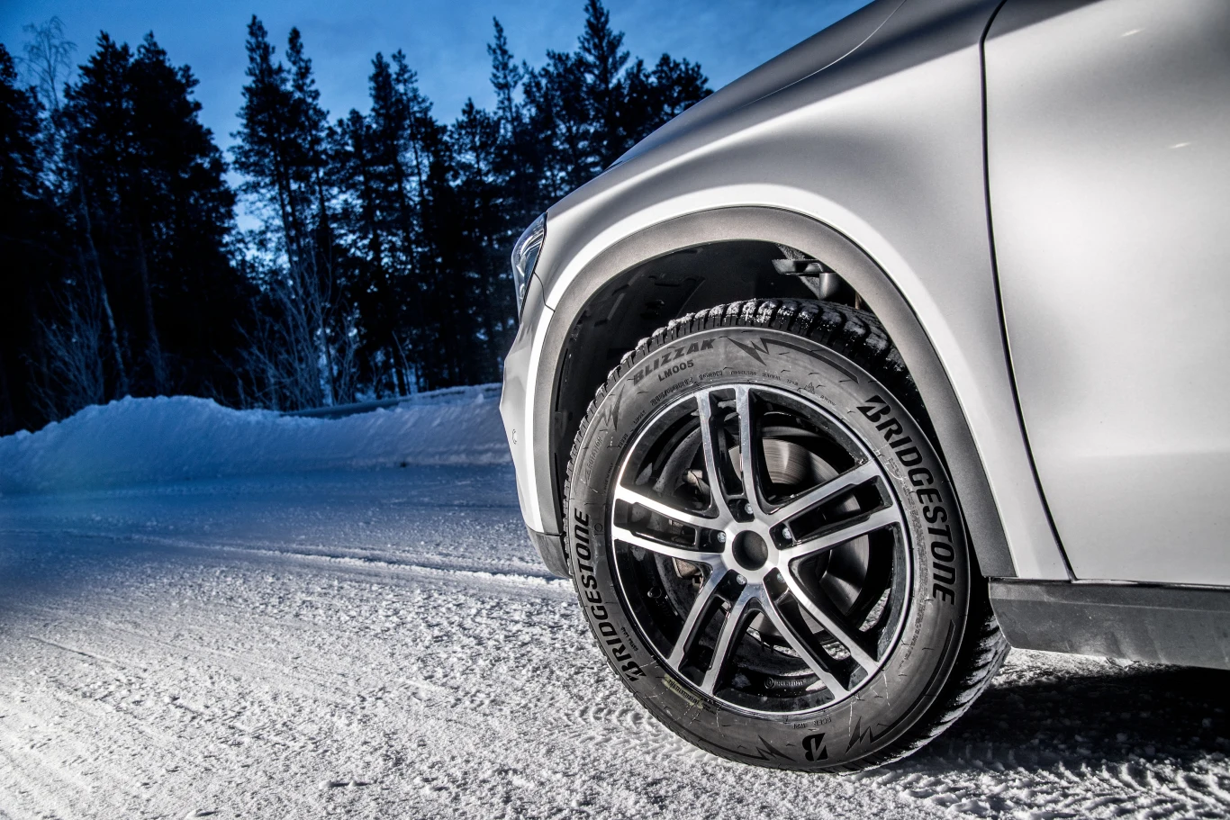 Bridgestone Blizzak LM005 została sprawdzona w różnych warunkach śniegowych, aby zagwarantować najlepsze możliwe osiągi Bridgestone Blizzak LM005 została sprawdzona w różnych warunkach śniegowych, aby zagwarantować najlepsze możliwe osiągi