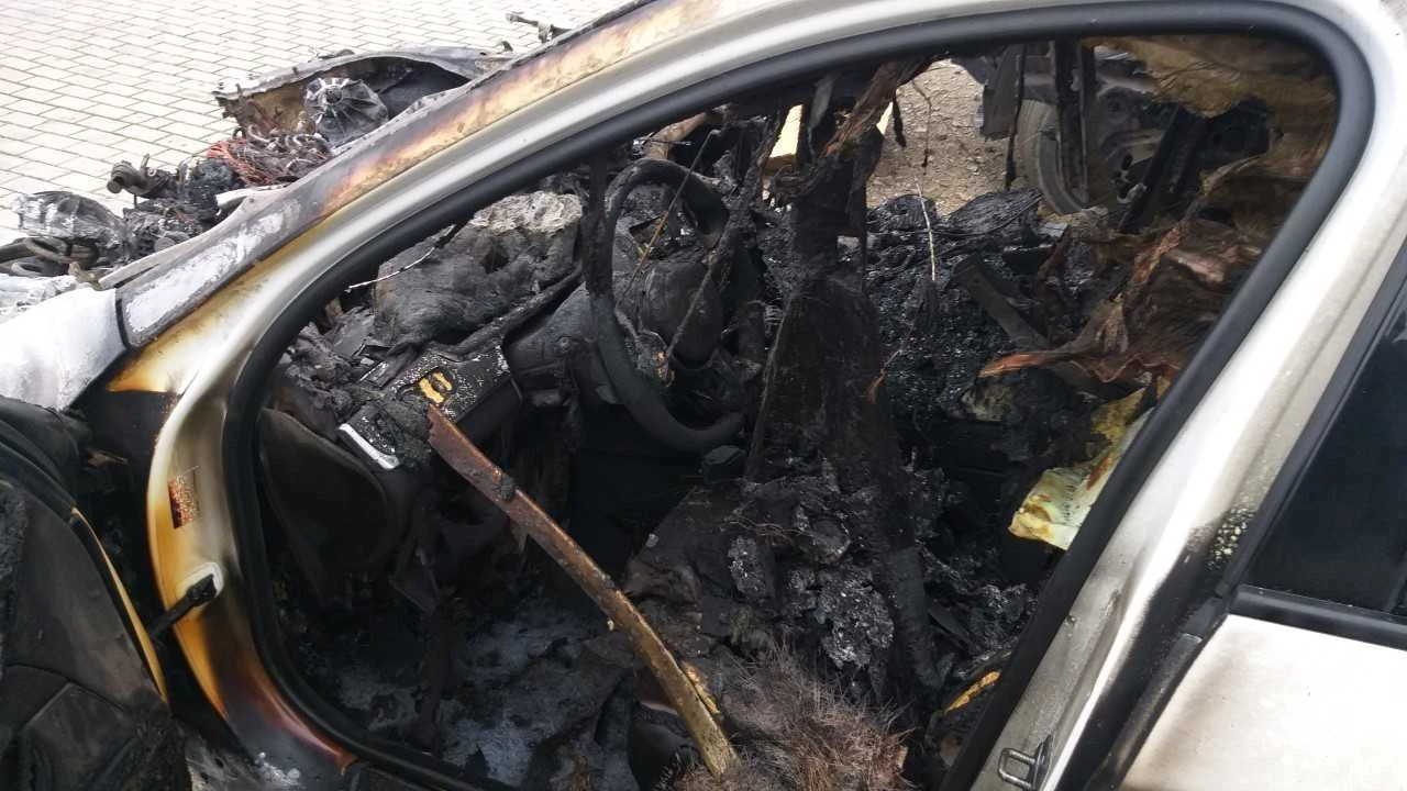 Auto spłonęło doszczętnie