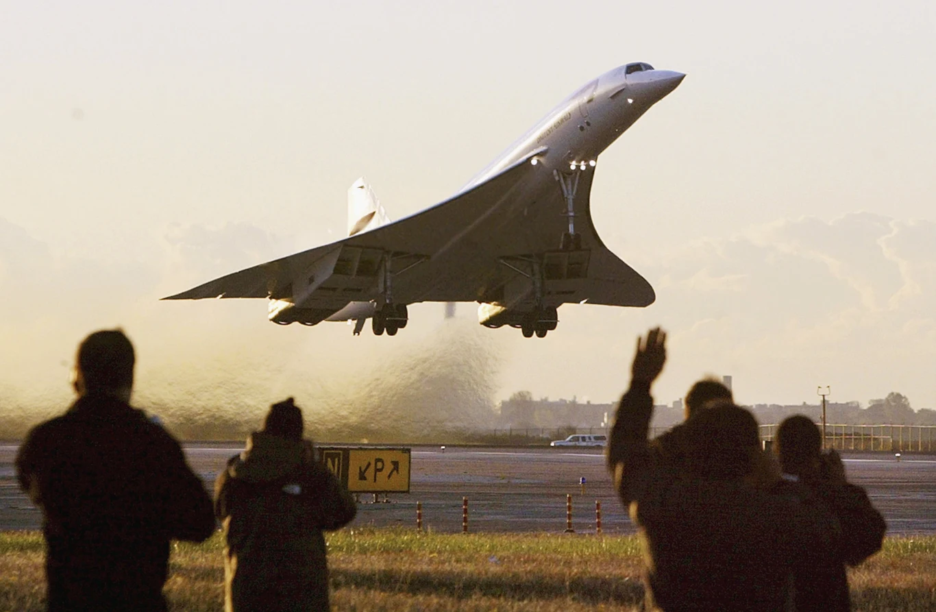Rok 2003. Heathrow. Concorde wzbija się w swój ostatni lot Rok 2003. Heathrow. Concorde wzbija się w swój ostatni lot