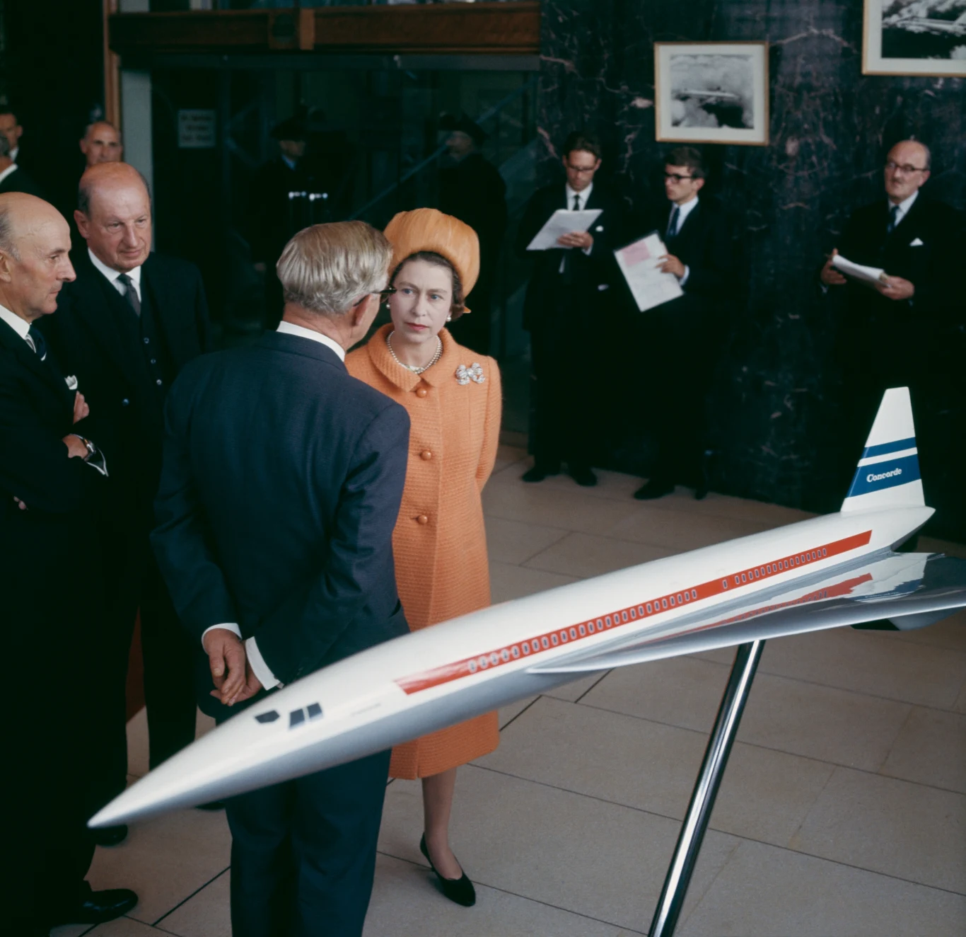 Królowa Elżbieta II ogląda makietę Concorde'a Królowa Elżbieta II ogląda makietę Concorde'a