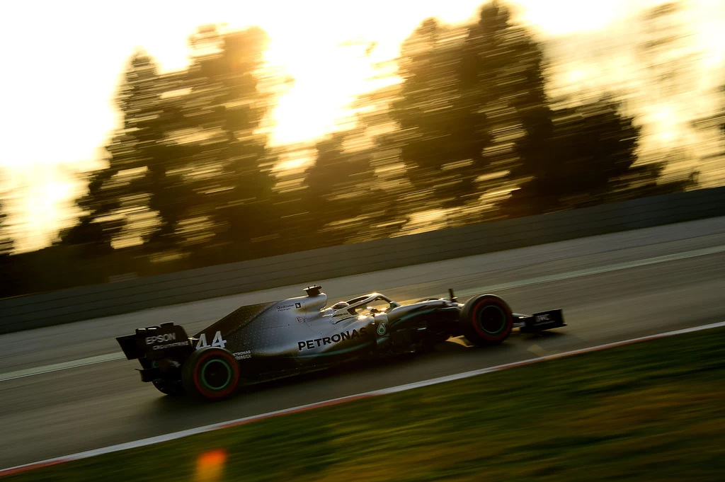 Lewis Hamilton podczas testów w Barcelonie Lewis Hamilton podczas testów w Barcelonie