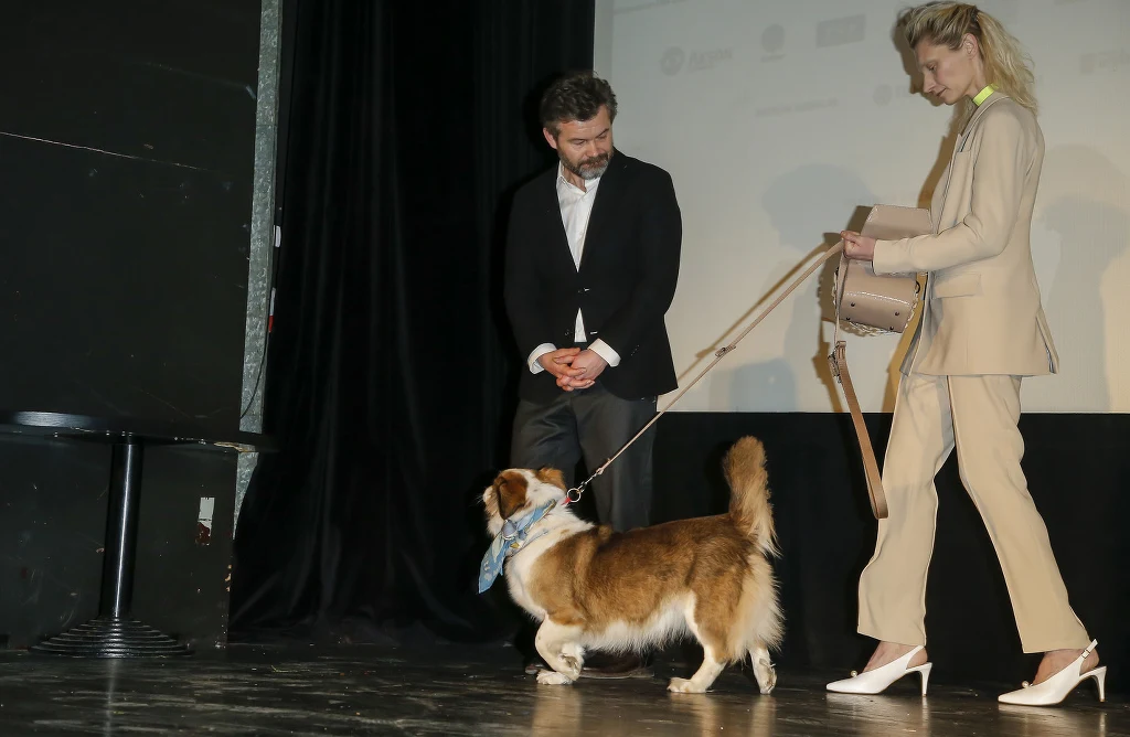 Agata Buzek i Jacek Braciak z pieskiem Agata Buzek i Jacek Braciak z pieskiem